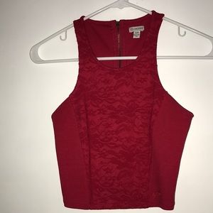 RED GUESS CROP TOP (SIZE: XS)